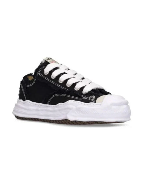 FH Low-Top Sneaker